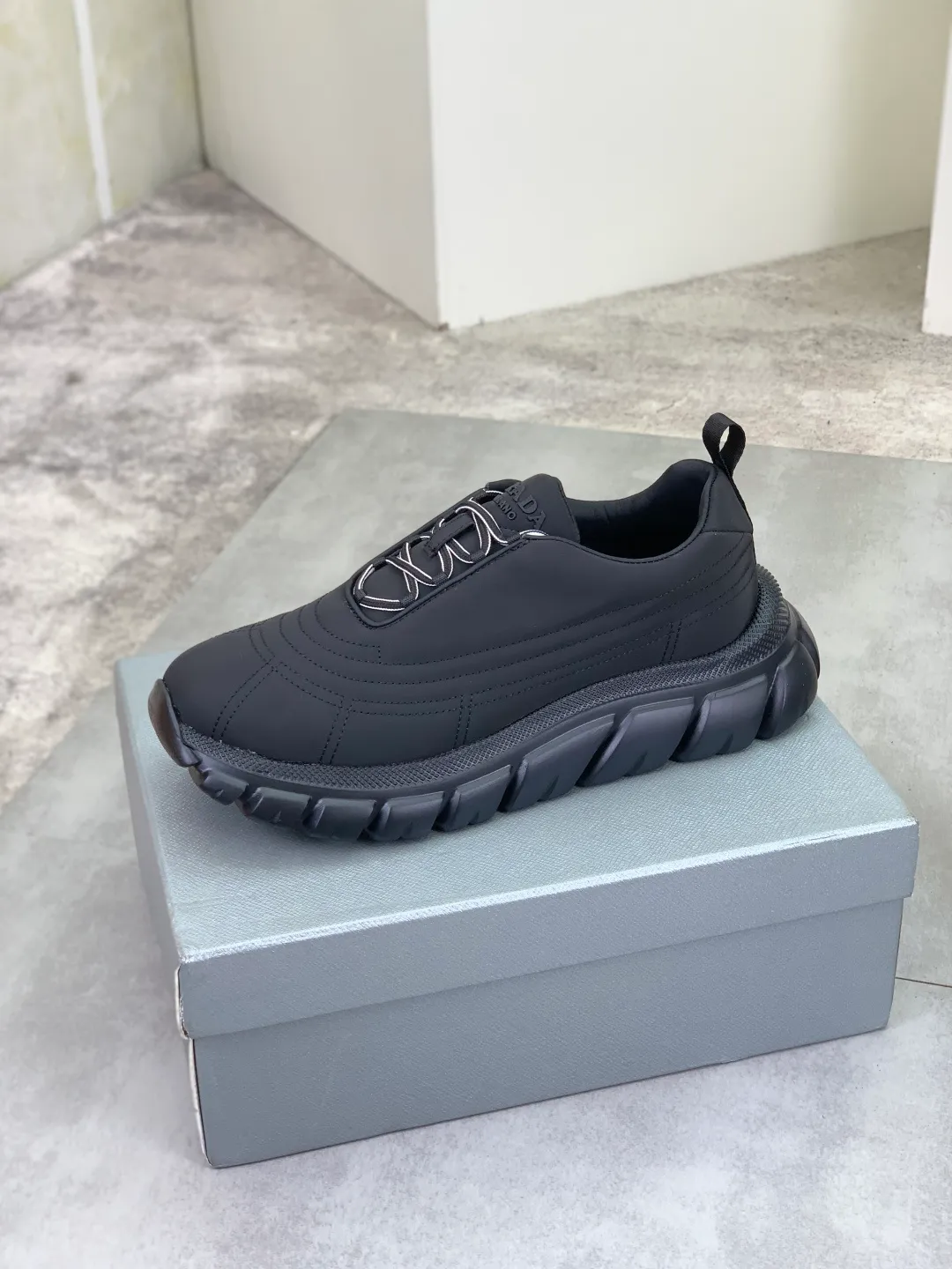 Men's shoes 💰P560💰[New style] popular models are on the official website, 🆘 Trendy brand (Prada) mainly promotes popular models, avant-garde and versatile fashion men's shoes private version mold opening, cowhide surface splicing 1:1.. Fashionable and simple, original imported cowhide lining cowhide feet; the atmosphere and personality are more fashionable, eye-catching and pursuing class. It will subvert the old idea and be a must-have for fashionistas with you! Must keep it for yourself! Tall and comfortable, large and low, high-end quality workmanship. Size: 38-44 5️⃣colors available.